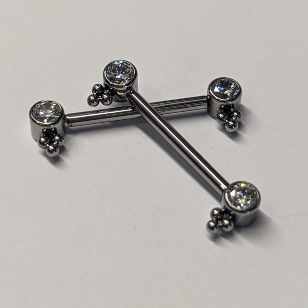 Piercing Barbell - Titane F136 Gamme Hand Ink - Barbell avec pas de vis interne sertie de 2 strass et 6 perles*