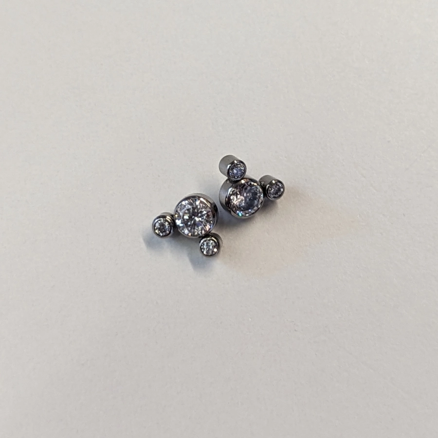 Piercing Embout - Titane F136 Gamme Hand Ink - Embout 5 avec pas de vis interne 3 strass