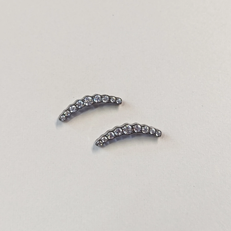 Piercing Embout - Titane F136 Gamme Hand Ink - Embout 30 avec pas de vis interne courbe de strass