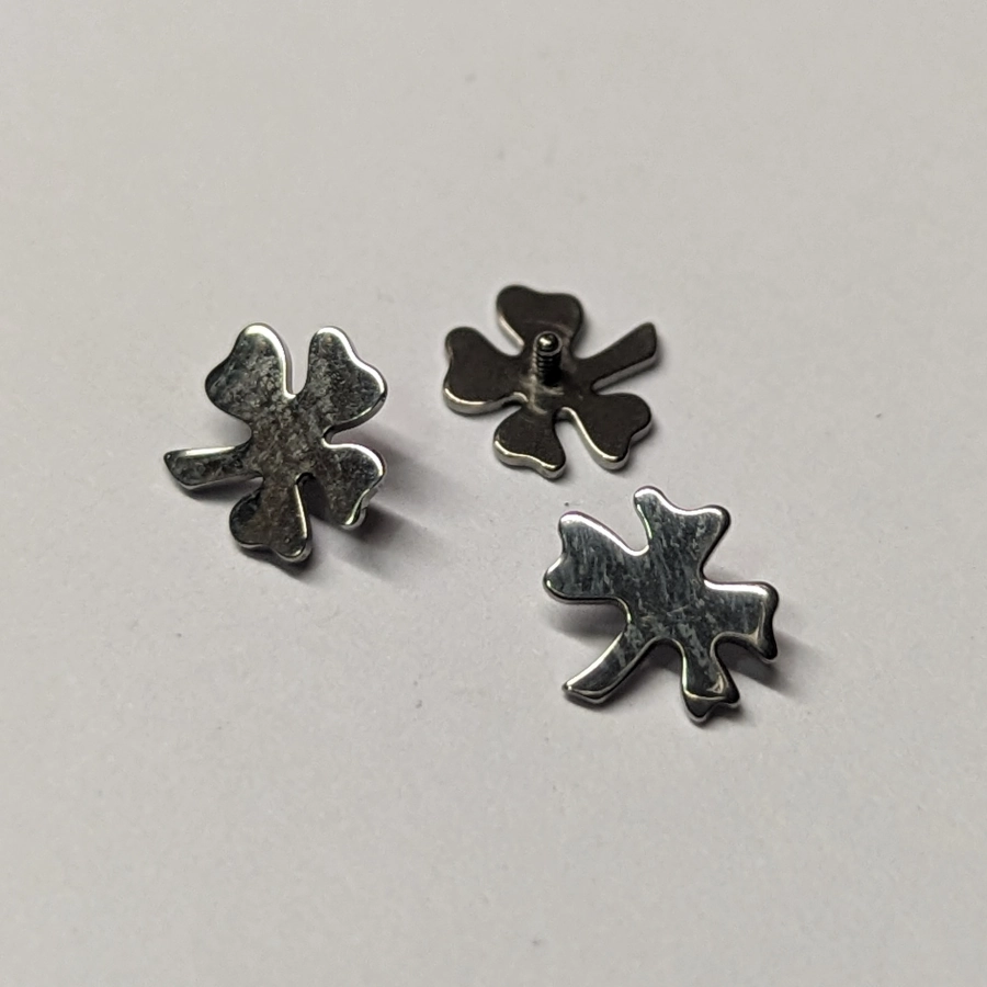 Piercing Embout - Titane F136 Gamme Hand Ink - Embout 214 avec pas de vis interne trèfle