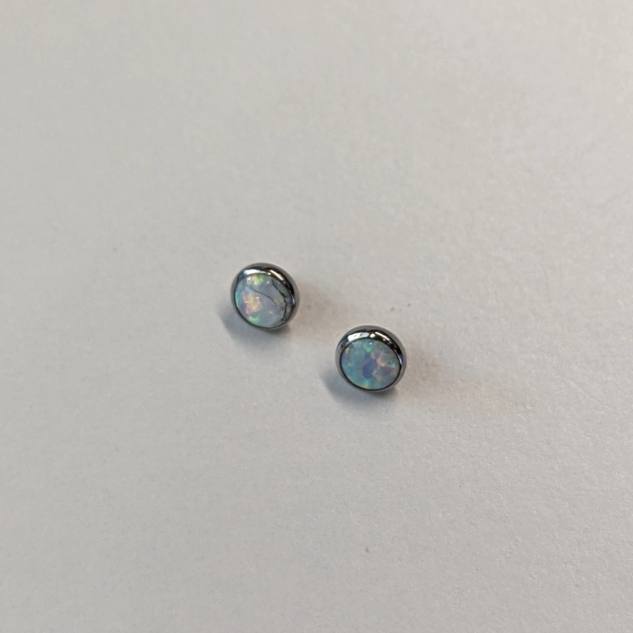 Piercing Embout - Titane F136 Gamme Hand Ink - Embout 07 avec pas de vis interne opale plate