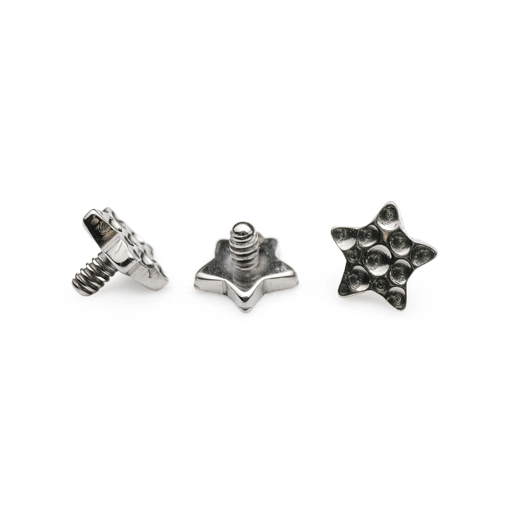 Embout Piercing - Titane F136 Gamme Hand Ink - Embout 104 en titane f136 avec pas de vis interne 0,9 mm pour piercing 1,2 mm étoile martelée 3 mm*