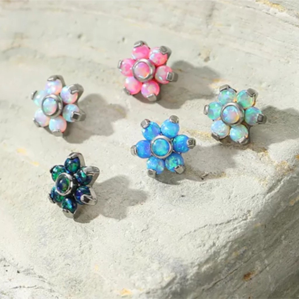 Piercing Embout - Titane F136 Gamme Hand Ink - Embout 32 avec pas de vis interne 0,9 mm pour piercing 1,2 mm fleur opale*