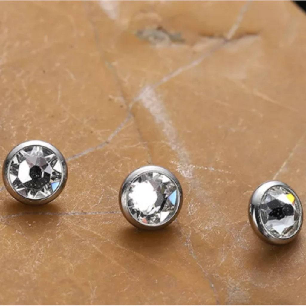Embout Piercing - Titane F136 Gamme Hand Ink - Embout 011 en titane f136 avec pas de vis interne bille strass 4 mm*