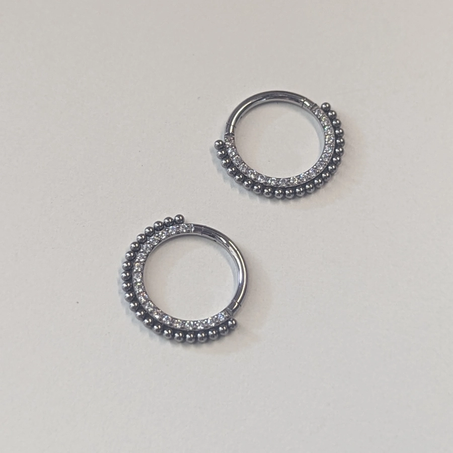 Piercing Anneau - Titane F136 Gamme Hand Ink - Clicker avec fermeture à charnière 103 sertie de strass et perles*