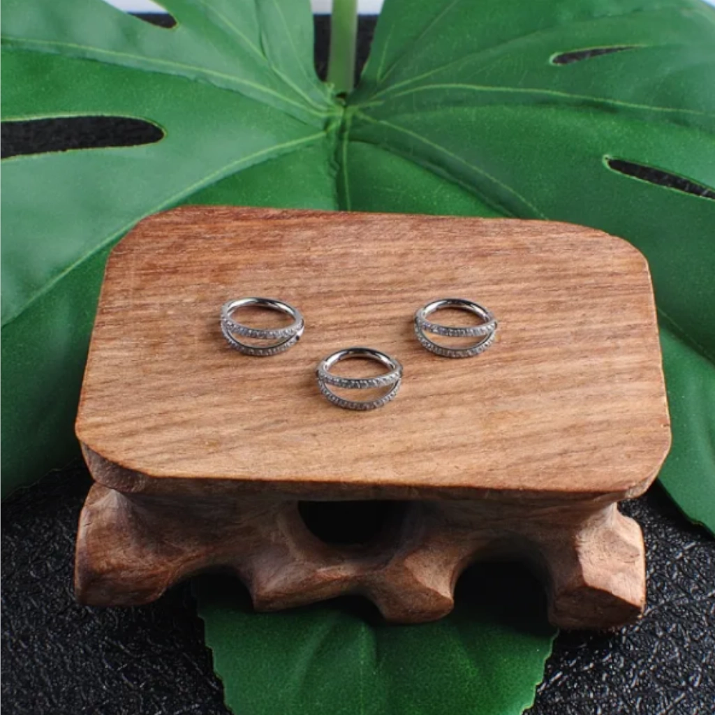 Piercing Anneau - Titane F136 Gamme Hand Ink - Clicker 58 avec fermeture à charnière double cerclage sertie strass*