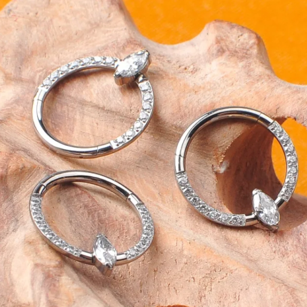 Piercing Anneau - Titane F136 Gamme Hand Ink - Clicker 91 avec fermeture à charnière sertie strass et losange strass*