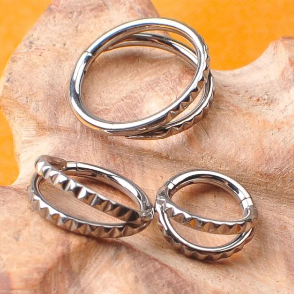 Anneau Titane Piercing - Gamme Hand Ink - Anneau clicker 14 en titane f136 double cerceau martelage dentele