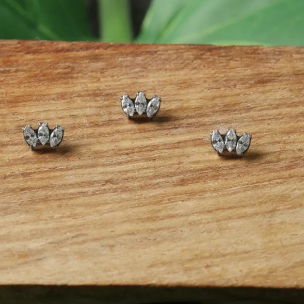 Embout Piercing - Titane F136 Gamme Hand Ink - Embout 90 avec pas de vis interne 0,9 mm pour piercing 1,2 mm marquise 3 strass*