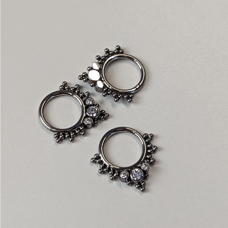 Piercing Anneau - Titane F136 Stérile Gamme Hand Ink - Clicker 27 avec fermeture à charnière 3 strass sertie perles*