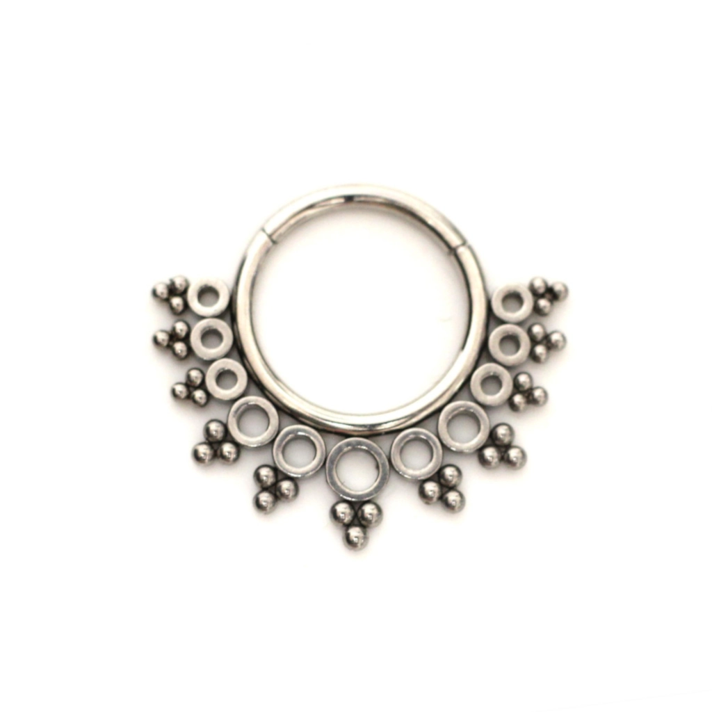 Piercing Anneau - Titane F136 Gamme Hand Ink - Clicker 57 avec fermeture à charnière cercles et perles*