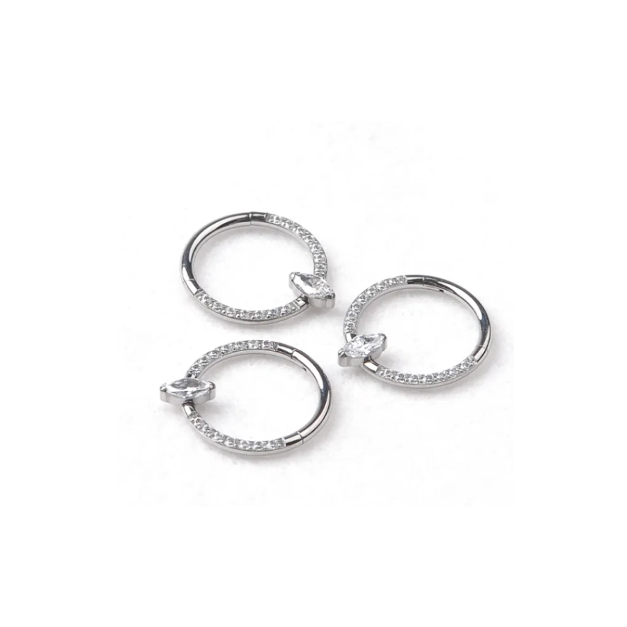 Anneau Titane Piercing - Gamme Hand Ink - Anneau clicker 16 en titane f136 sertie strass et losange strass