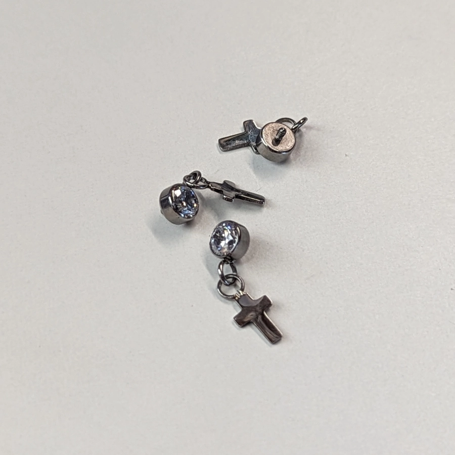 Embout Piercing - Titane F136 Gamme Hand Ink - Embout 273 avec pas de vis interne strass croix