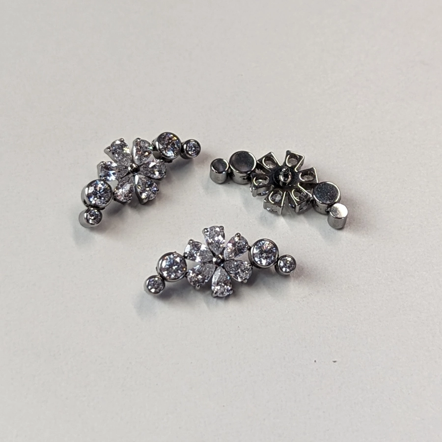 Embout Piercing - Titane F136 Gamme Hand Ink - Embout 277 avec pas de vis interne marquise strass fleur