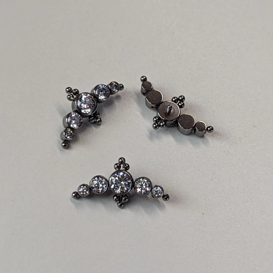 Piercing Embout - Titane F136 Gamme Hand Ink - Embout 39 avec pas de vis interne marquise 5 ronds strass