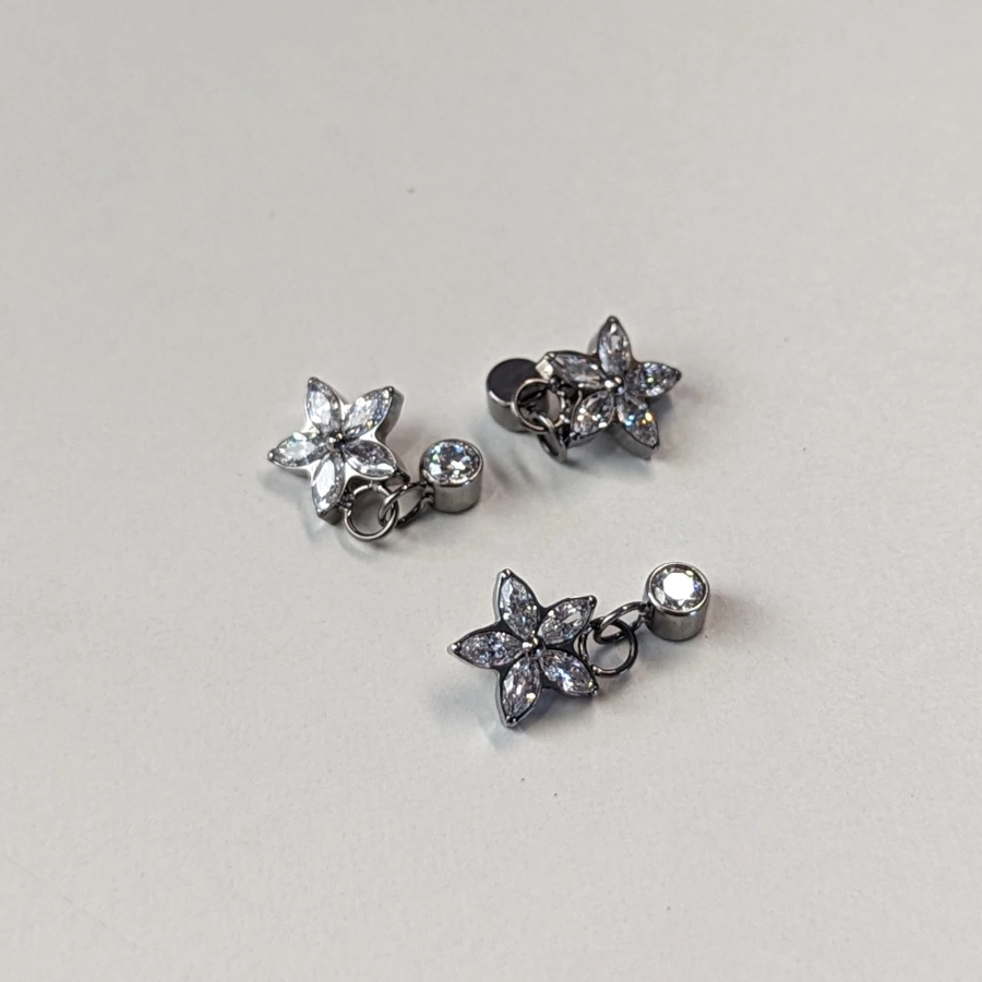 Embout Piercing - Titane F136 Gamme Hand Ink - Embout 285 avec pas de vis interne fleur strass