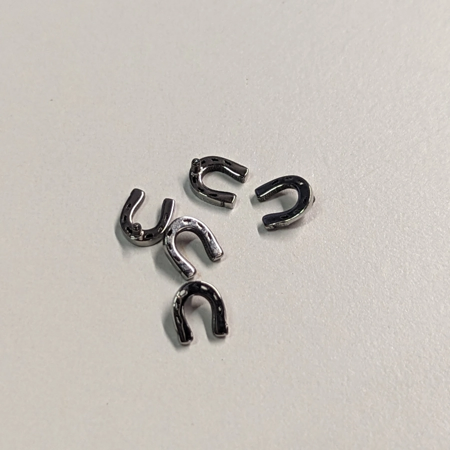 [em27_fer_a_cheval] Piercing Embout - Titane F136 Gamme Hand Ink - Embout 7 avec pas de vis interne fer a cheval