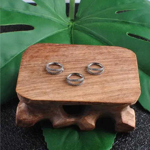 Piercing Anneau - Titane F136 Gamme Hand Ink - Clicker 58 avec fermeture à charnière double cerclage sertie strass*