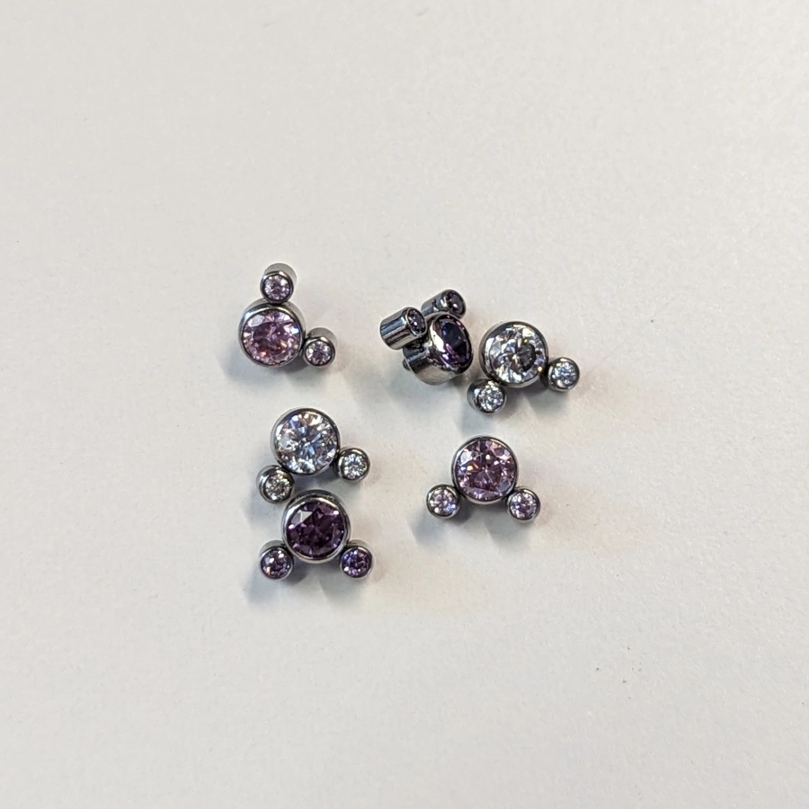 Piercing Embout - Titane F136 Gamme Hand Ink - Embout 5 avec pas de vis interne 3 strass