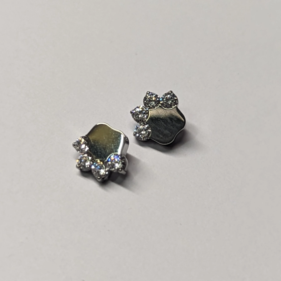 [em11-P105] Piercing Embout - Titane F136 Gamme Hand Ink - Embout 105 avec pas de vis interne patte de chien strass
