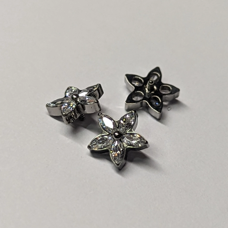 [em22-P142] Piercing Embout - Titane F136 Gamme Hand Ink - Embout 142 avec pas de vis fleur edelweiss 5 strass