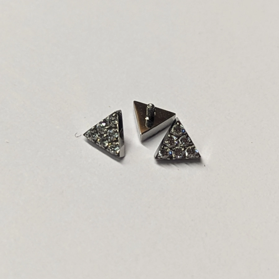[em14-P141] Piercing Embout - Titane F136 Gamme Hand Ink - Embout 141 avec pas de vis interne pyramide 6 strass