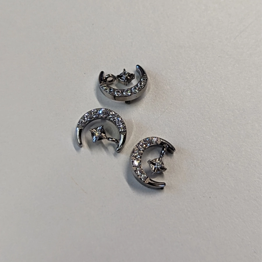[em31-P220] Piercing Embout - Titane F136 Gamme Hand Ink - Embout 220 avec pas de vis interne lune strass pendentif