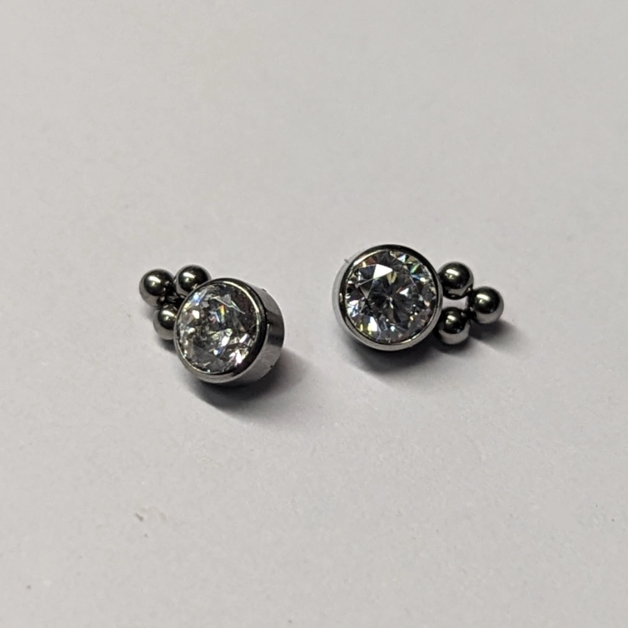 [em09-p063] Piercing Embout - Titane F136 Gamme Hand Ink - Embout 63 avec pas de vis interne strass avec 3 perles