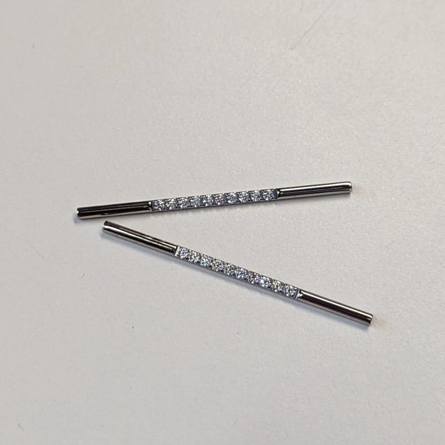 Barbell Piercing - Barbell Titane Hand Ink - Barbell en titane f136 avec pas de vis interne sertie de 10 strass