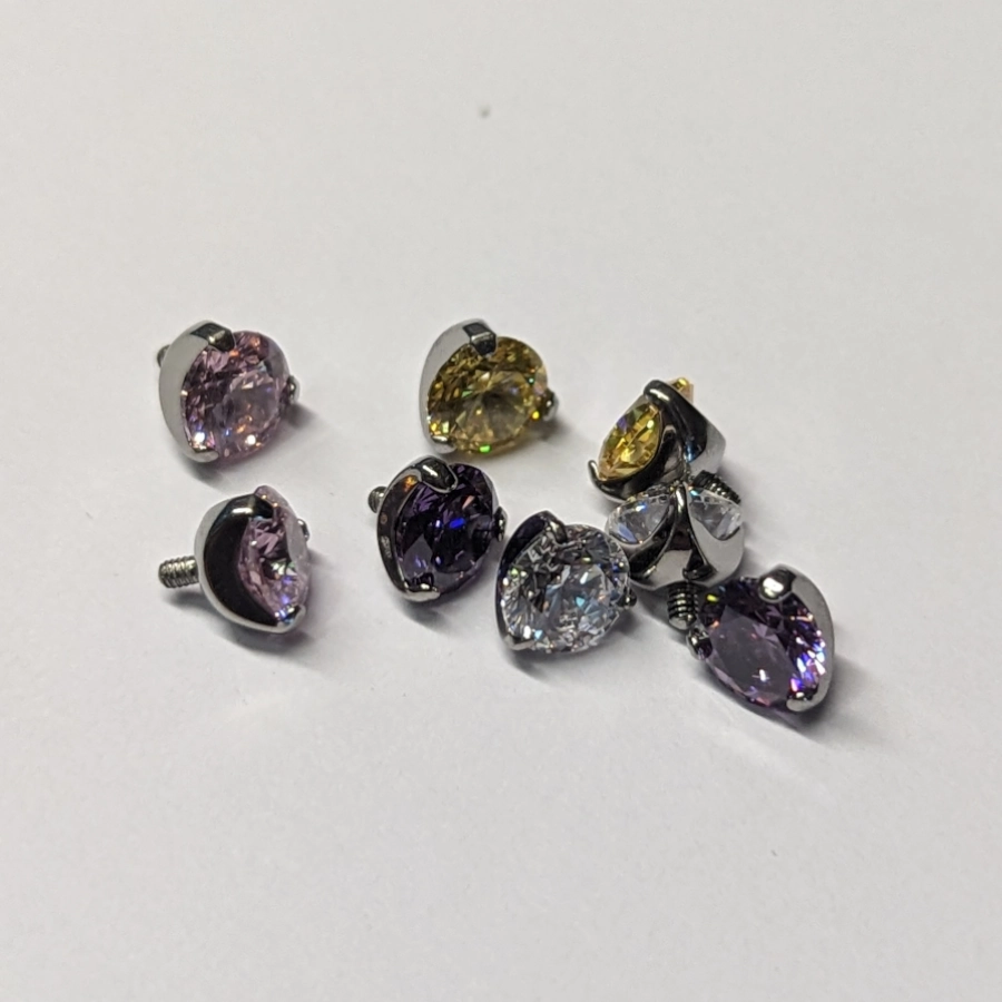 Piercing Embout - Titane F136 Gamme Hand Ink - Embout 03 avec pas de vis interne strass rond griffé