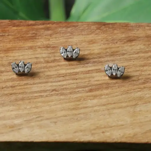 [ns_embout_90-P090_09] Embout Piercing - Titane F136 Gamme Hand Ink - Embout 90 avec pas de vis interne 0,9 mm pour piercing 1,2 mm marquise 3 strass*